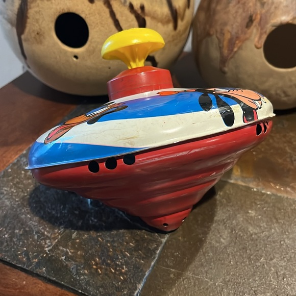 Walt Disney Productions 1973 Spinning Top. - Picture 3 of 7